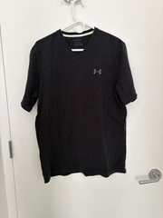 Under Armour Men’s V-Neck Short Sleeve Tee Black L
