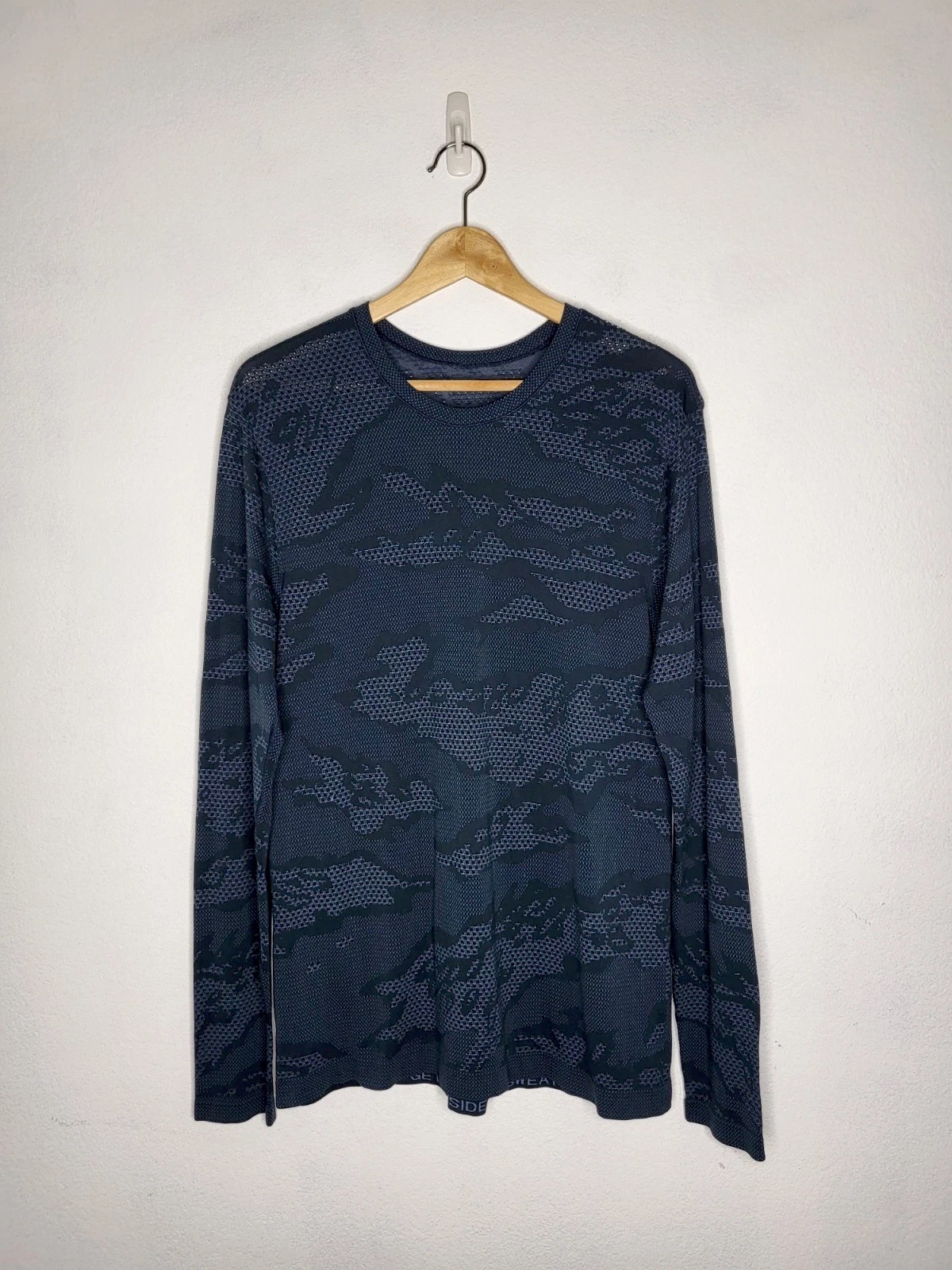 LULULEMON Metal Vent Breathe Long Sleeve Men's Medium Camo Code Blue True Navy gallery