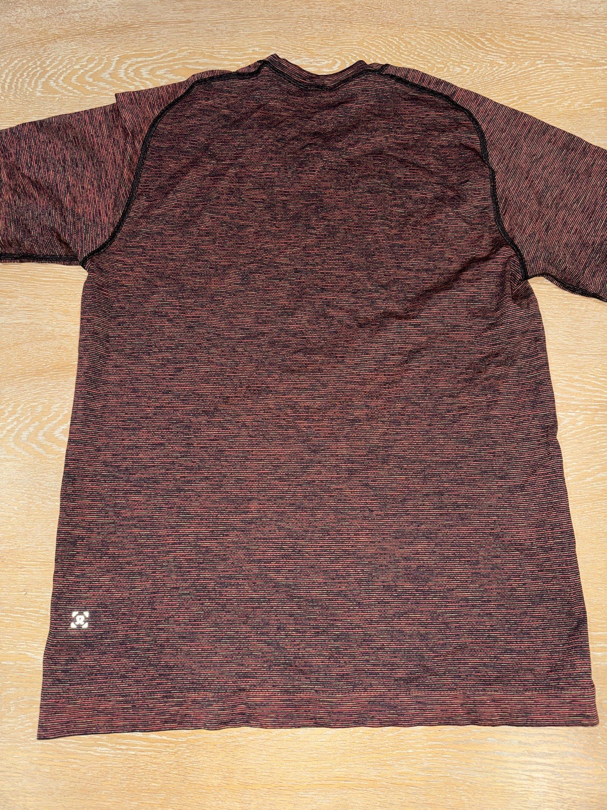 Lululemon Short Sleeve Metal Vent Tee SIZE MEDIUM Red Black Multi gallery
