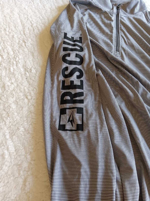 Under Armour Loose Heatgear Mens Medium Gray/White Striped Seaworld Rescue Shirt gallery