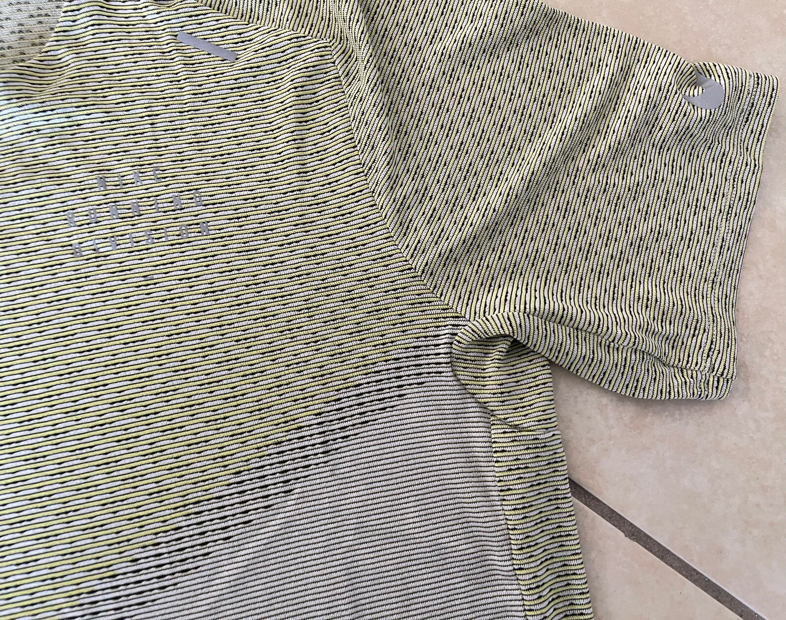Nike Men’s Dri-Fit ADV Run Division Techknit Shirt Sz M DD4795-013 gallery
