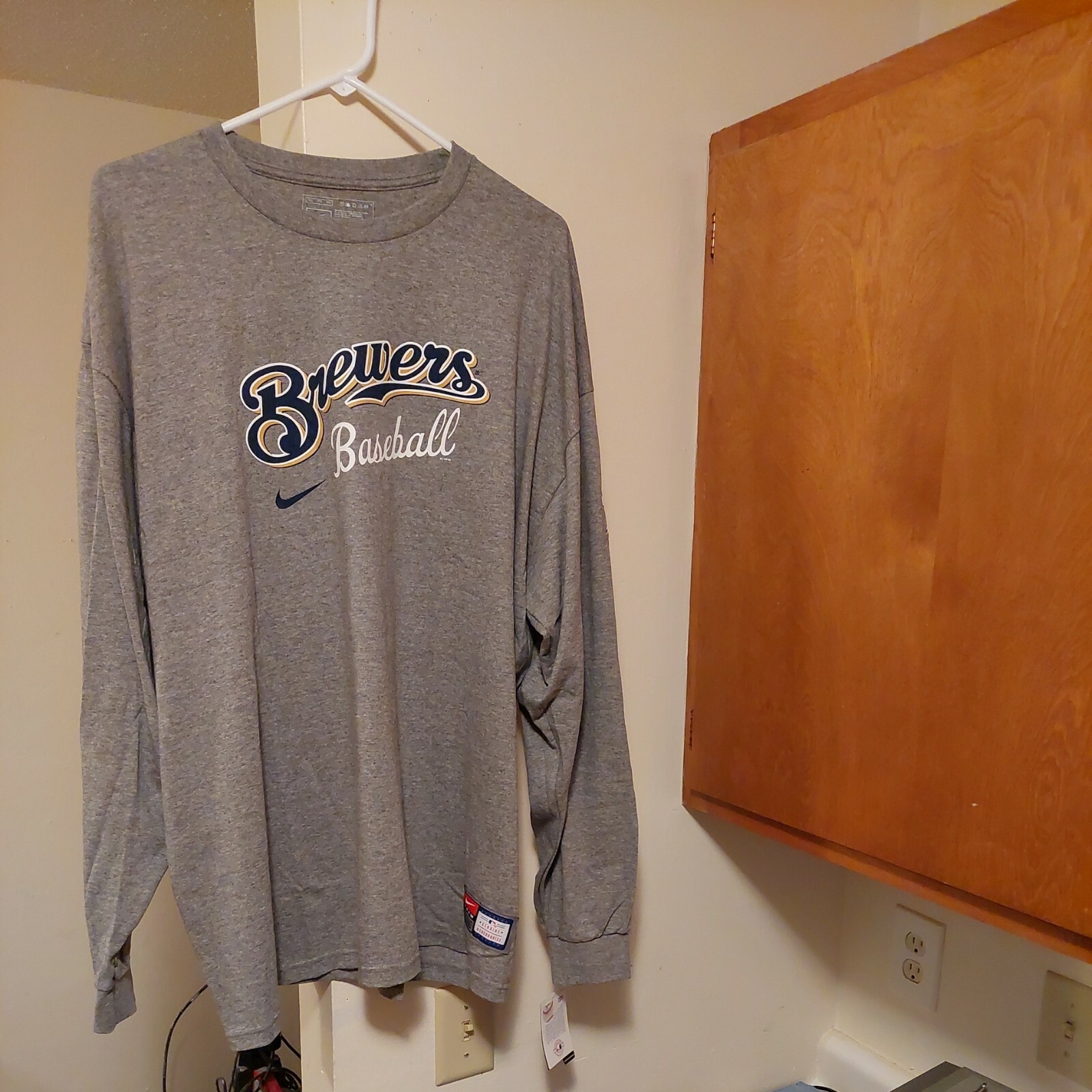 ATTRACTIVE NIKE 2XL PULLOVER, LS 31' LONG & 34" SLEEVE, MILWAUKEE BREWERS NWT gallery