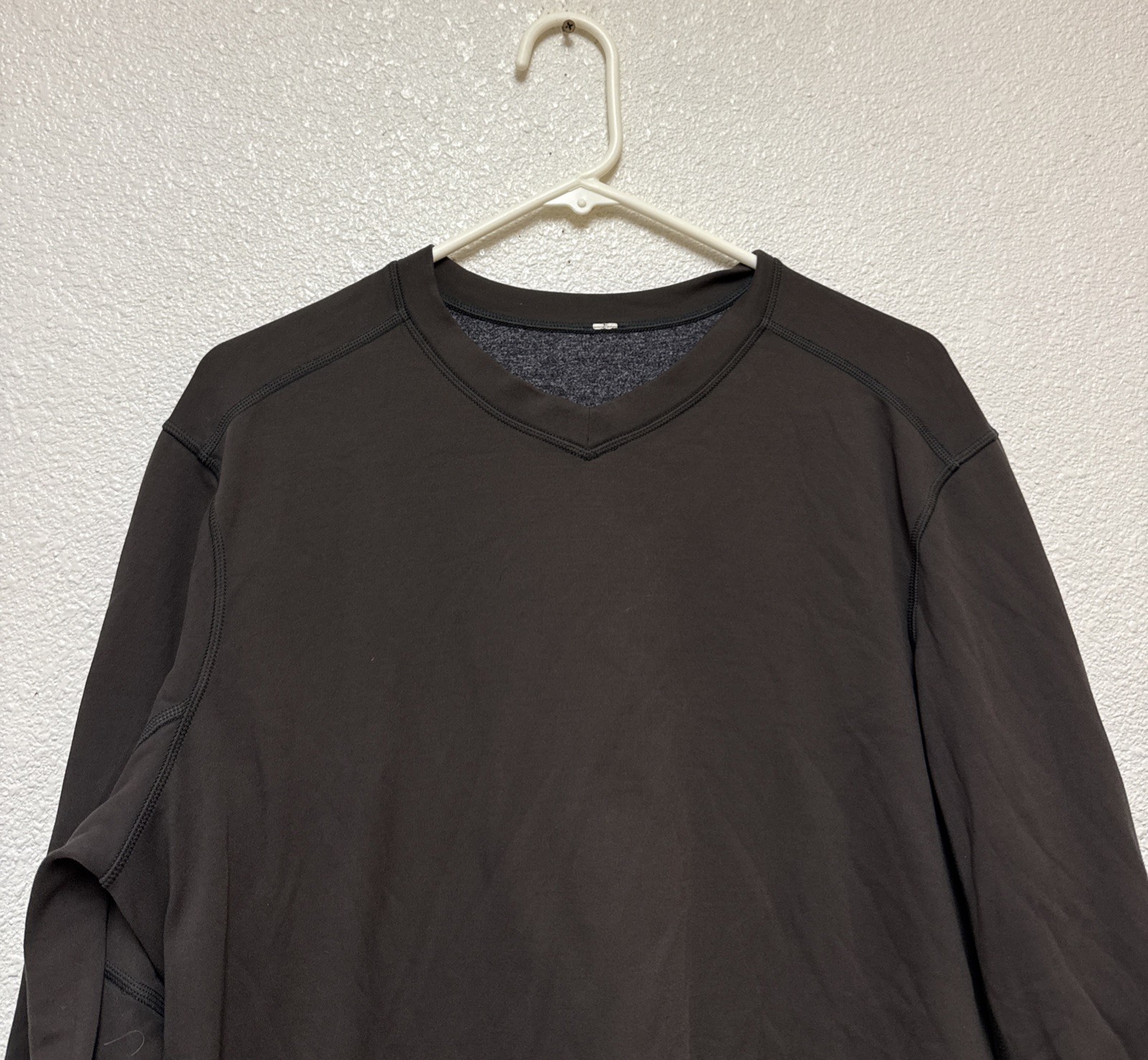 Lululemon Men’s Reversible Green/Gray Long Sleeve Shirt With Thumbholes Sz XL gallery