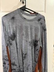 Lululemon Men’s Long Sleeve Shirt Size Medium Grey and Black swirl color