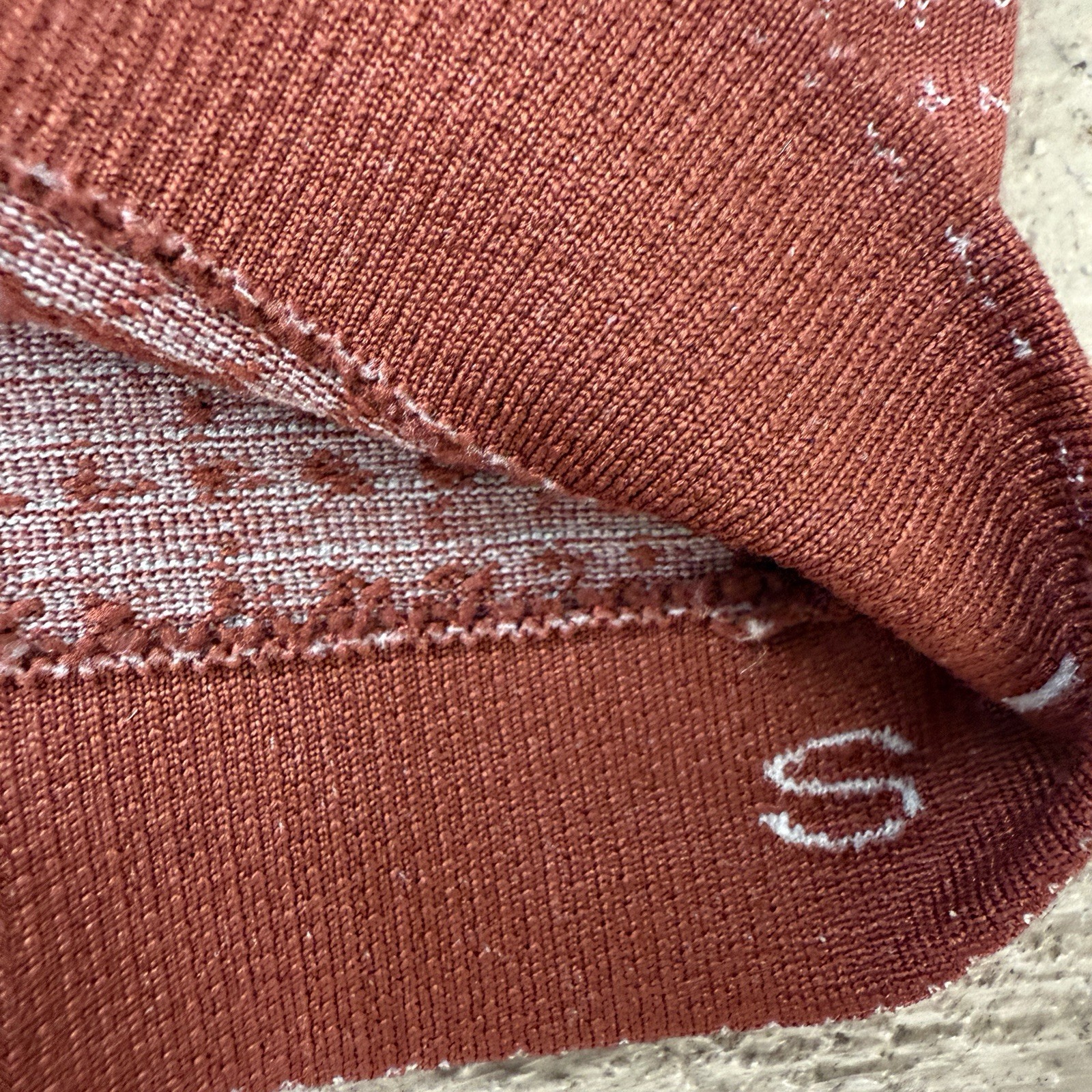 Lululemon Men’s Long Sleeve Shirt Rust Red Size S Seamless Tech Knit gallery