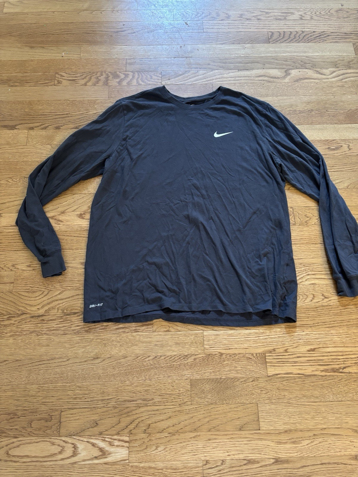 The Nike Tee Dri Fit Men’s Long Sleeve Shirt Size XXL Charcoal Black Activewear gallery