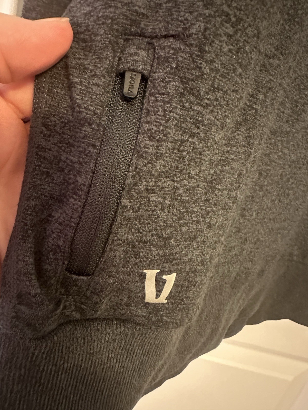 VUORI Ponto Performance Crew Sz XL Charcoal Heather Dreamknit 4 Way Stretch EUC! gallery