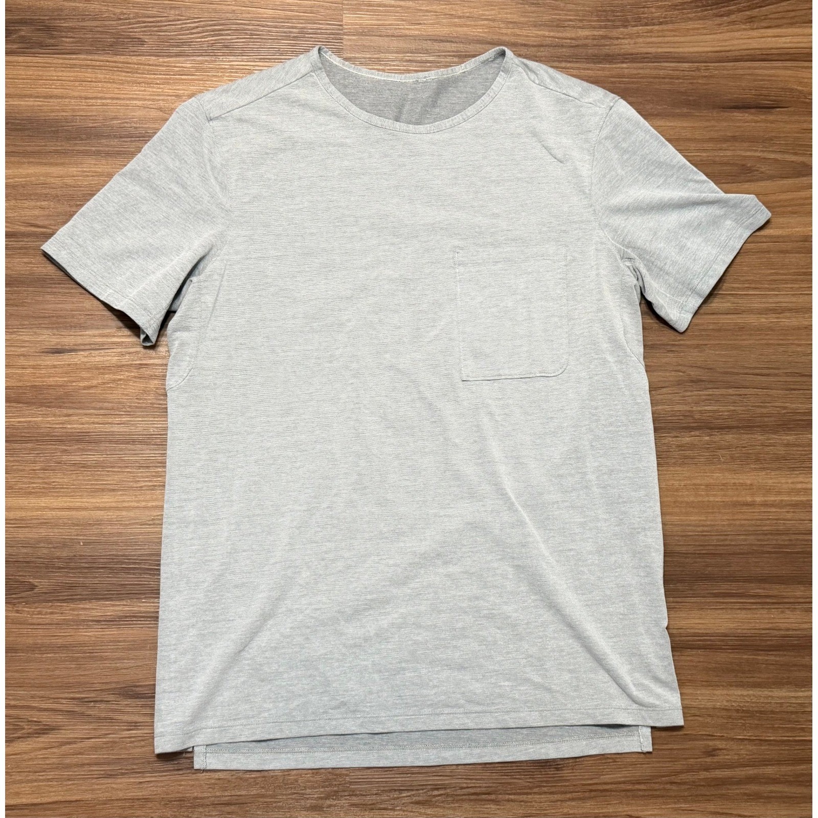 Lululemon Mens Chest Pocket Heathered Grey Relaxed Short Sleeve T-Shirt Size M gallery