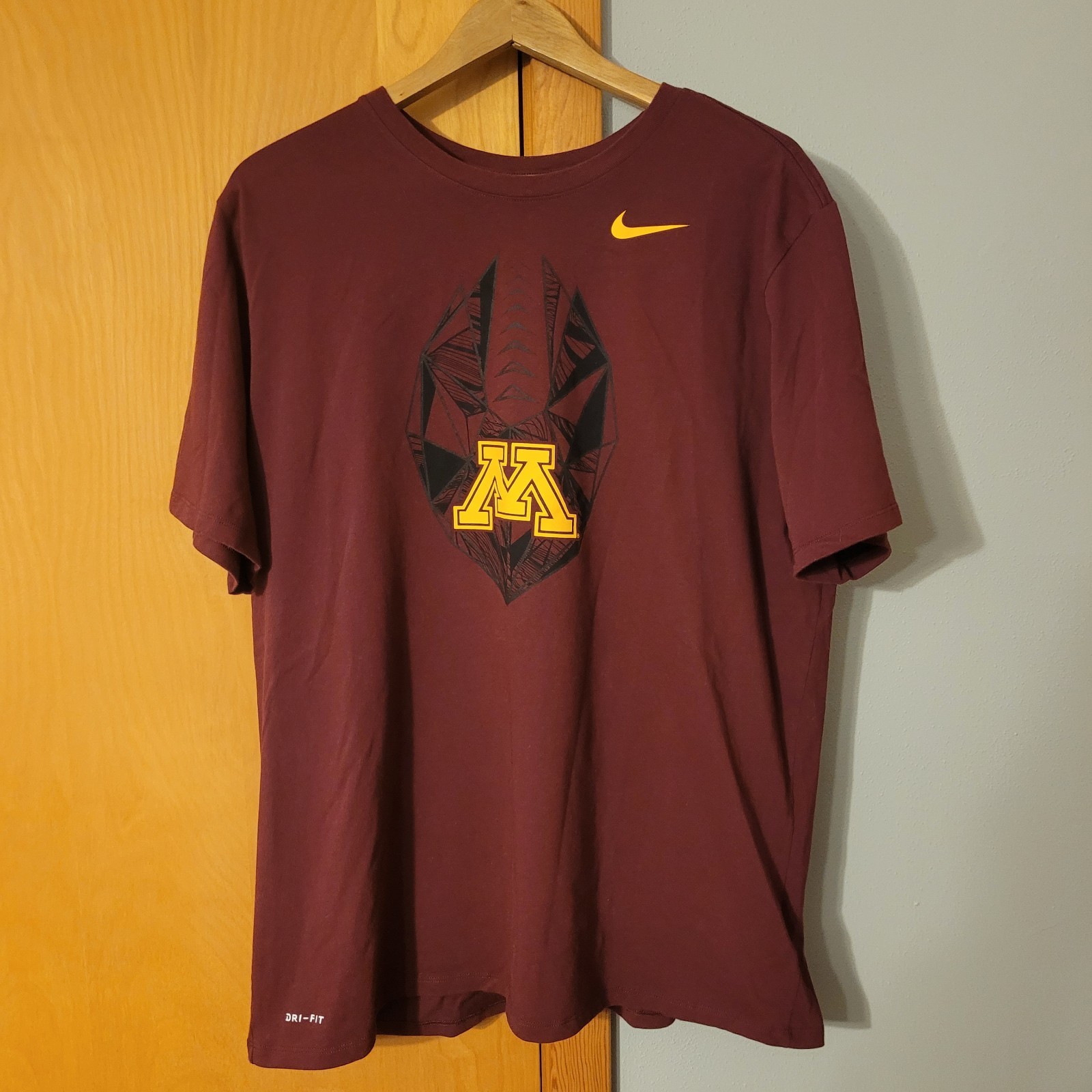 Nike Size 2XL Minnesota MN Gophers Hockey Tshirt Dri-Fit Maroon gallery