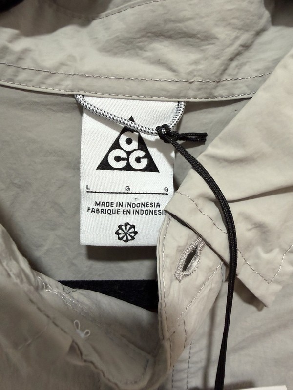 Nike ACG Orb Weaver UV Repel Short Sleeve Shirt Men’s Size Large HJ2883-009 gallery