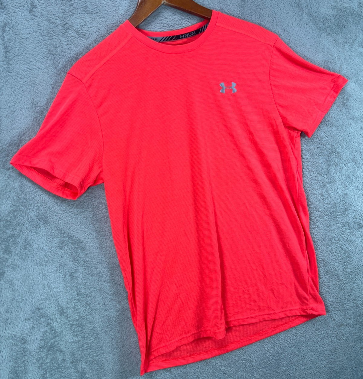 Under Armour HeatGear Run Mens Medium Shirt Neon Pink Fitted Tee Shirt Gray Logo gallery