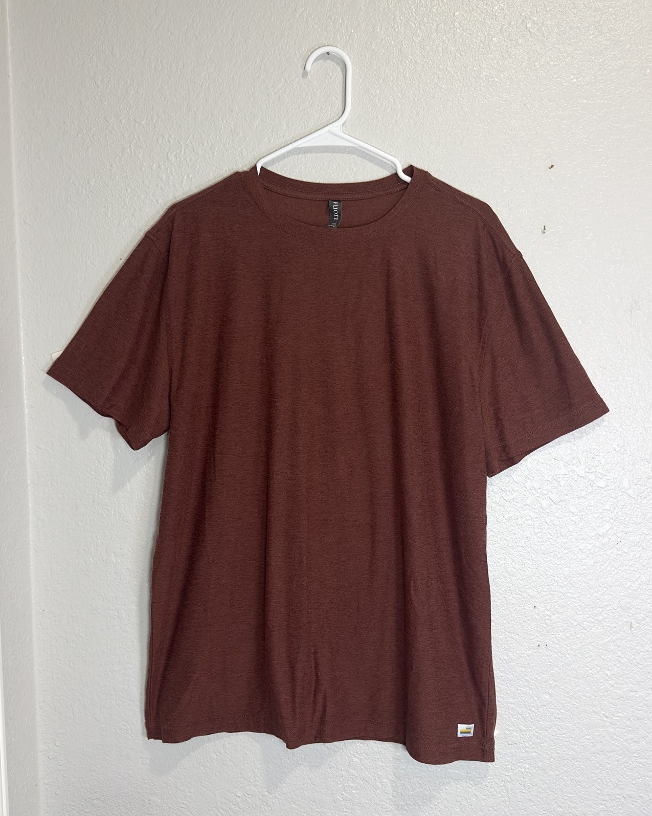 Vuori Strato Tech Tee Men’s XL Cedar Red Performance Stretch Crew Neck Shirt gallery