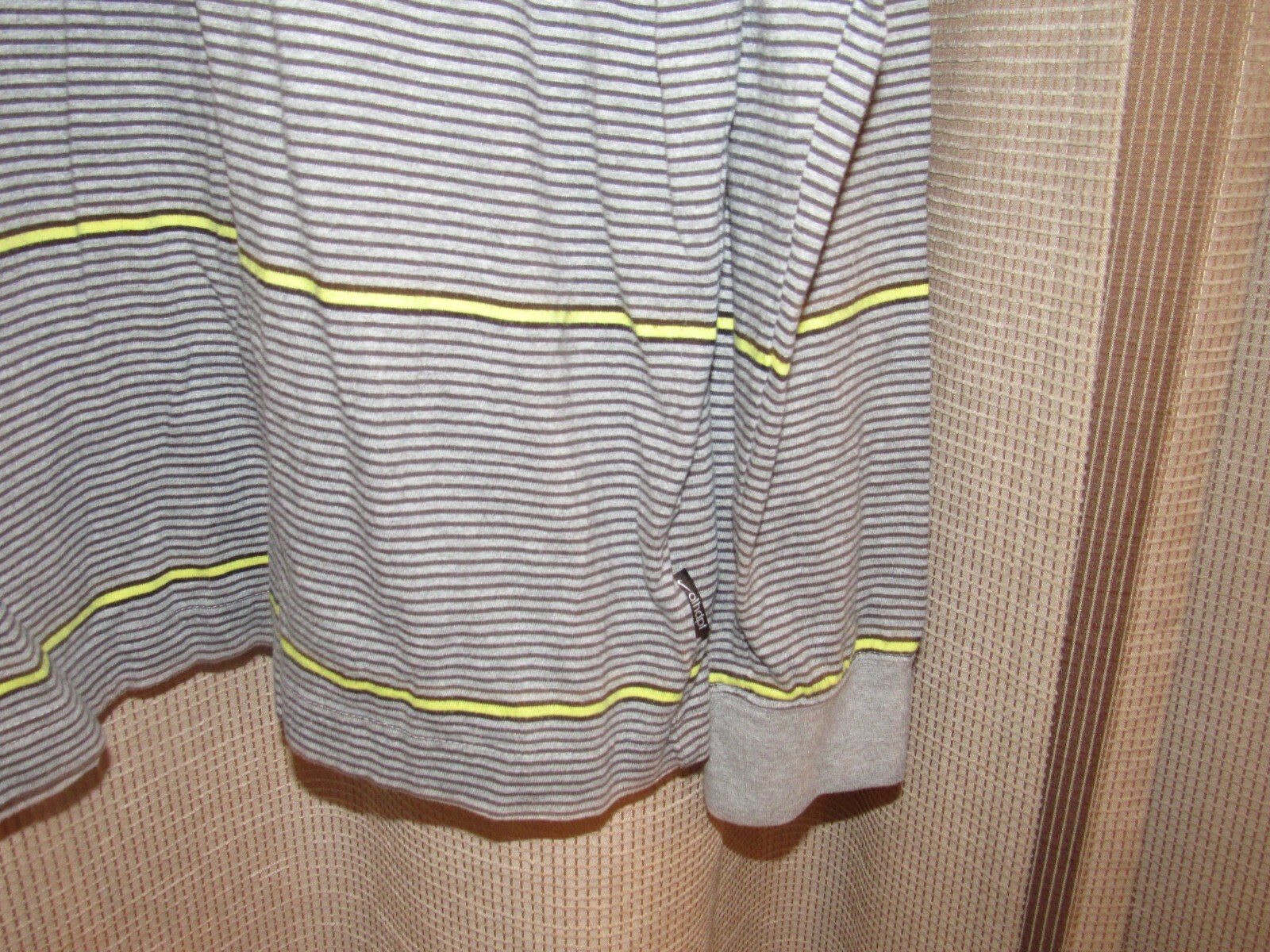NIKE Mens XL Lighter Weight Sweatshirt Pullover Gray Black Yellow Long Sleeved gallery