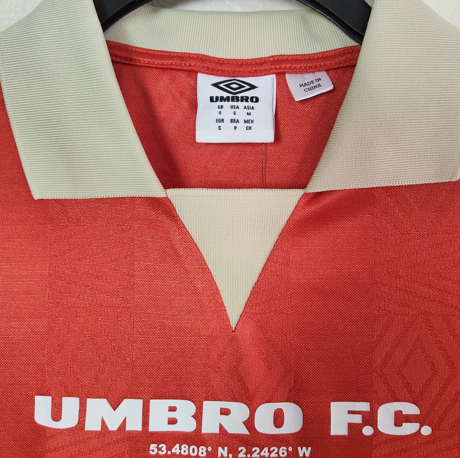 Umbro F.C. Men's Jersey Red And Beige Collar Size Small gallery