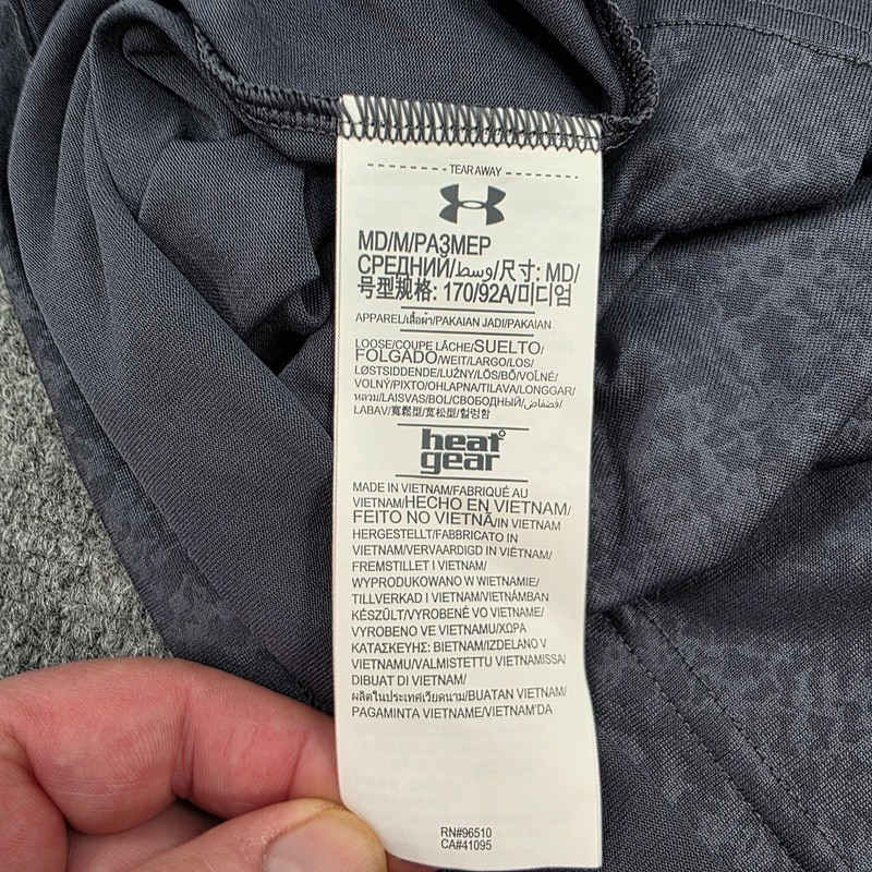 Men's Medium Under Armour Gray Heat Gear Quarter Zip Pullover Long Sleeve Shirt gallery