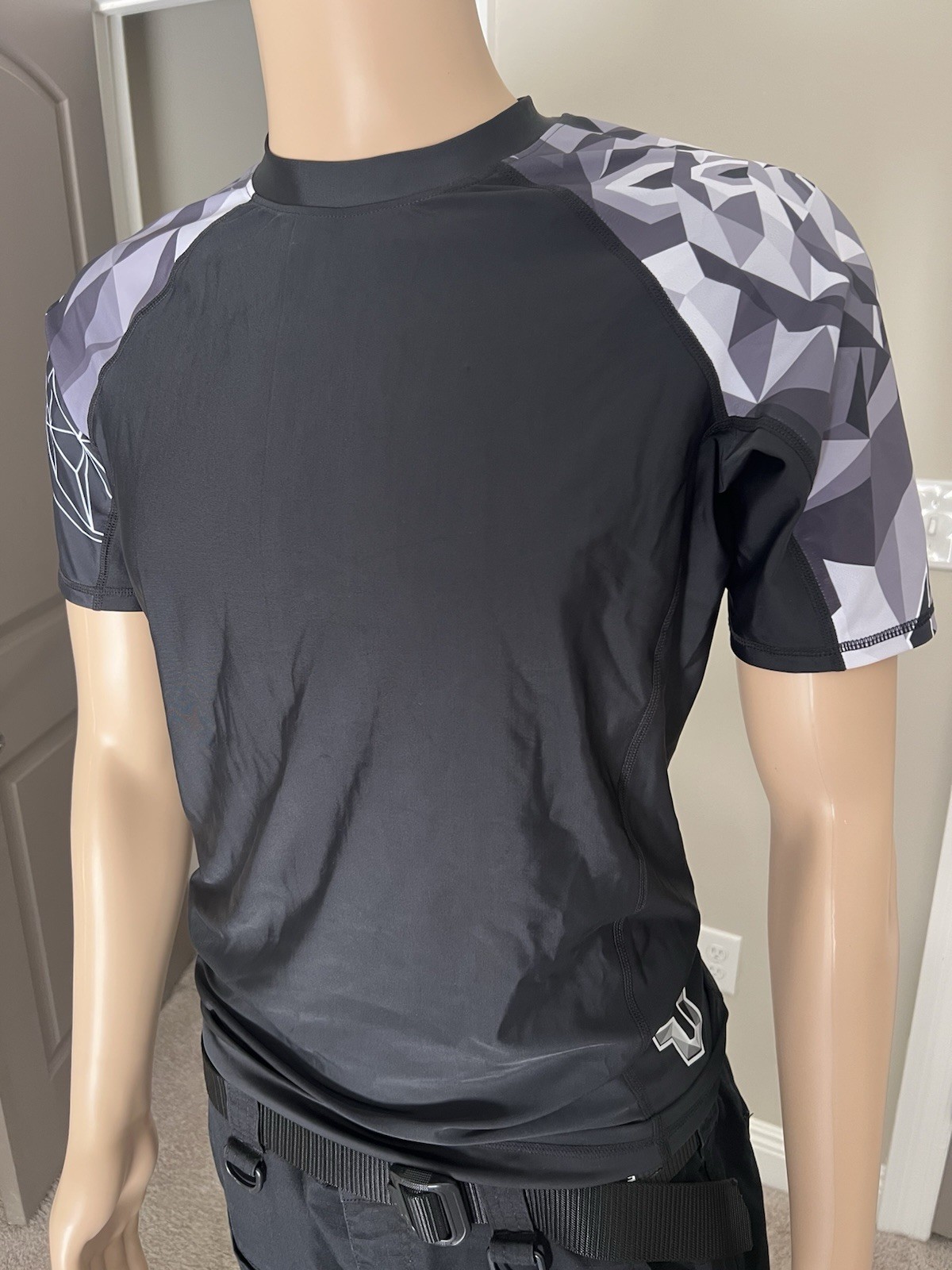 Beast Layer Men's Athletic Fit Geometric Short Sleeve Crew Neck T-Shirt Black L gallery
