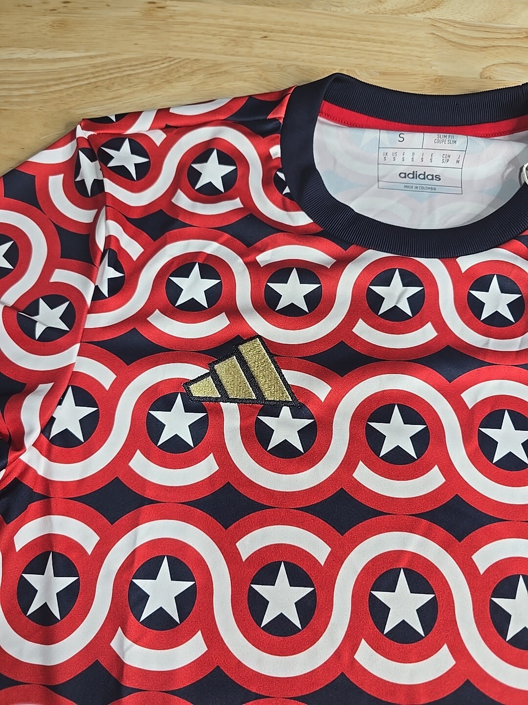 ADIDAS x MARVEL CAPTAIN AMERICA Prematch Soccer Shirt Jersey Size Small gallery