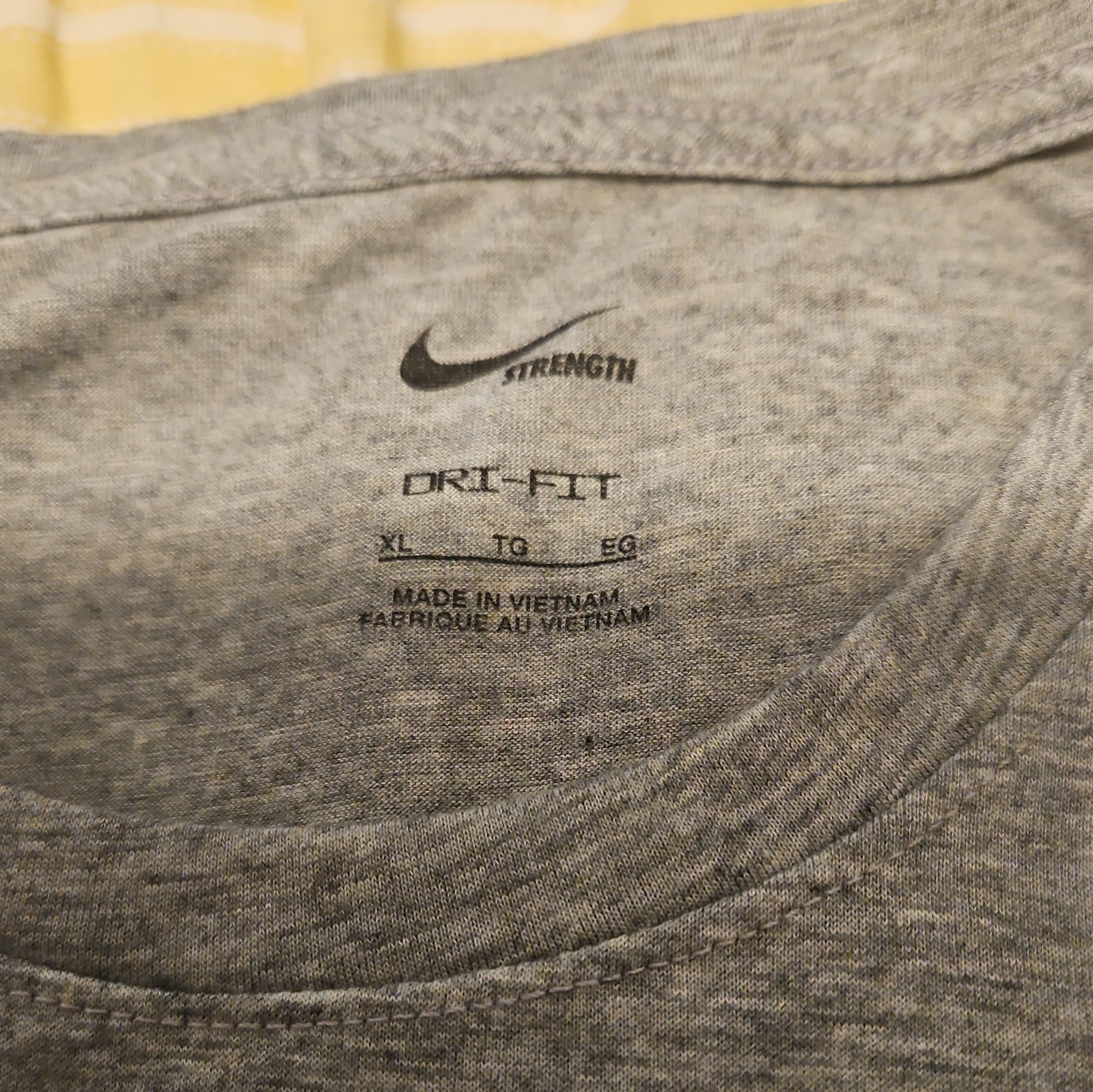 Nike Men’s Gray Solid Polyester Dri-FIT Logo Crew Neck Regular Fit T-Shirt XL gallery