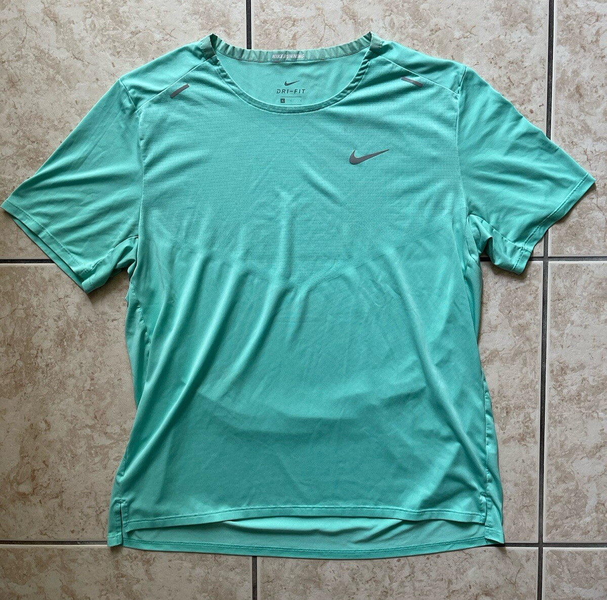 Nike Running Mens Short Sleeve Large Green T-Shirt Athletic Sports Ball Hike Tee gallery