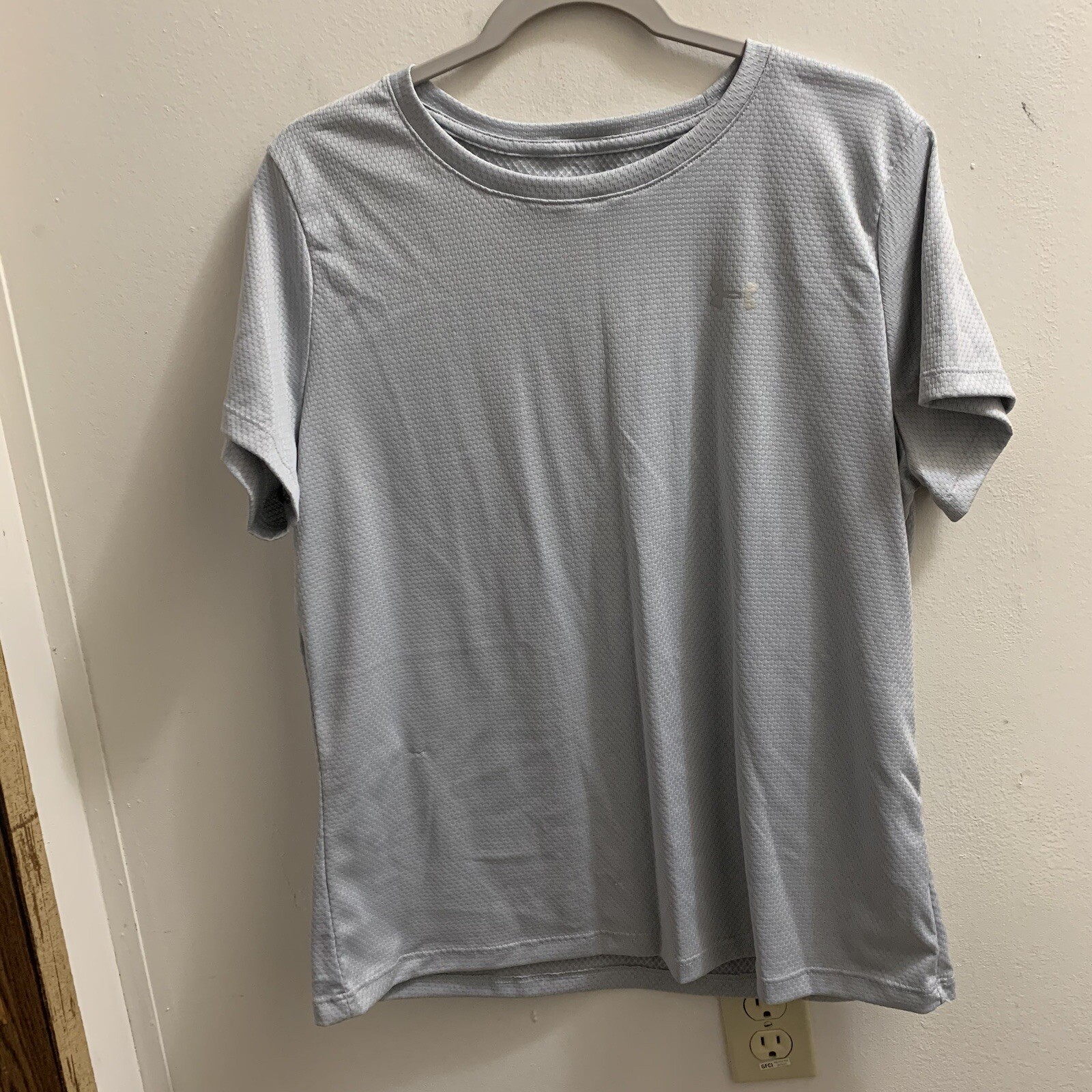 Under Armour Loose Heatgear Shirt Gray XL Pit To Pit 23” Length 27” Short Sleeve gallery