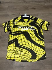 Nike Dri Fit Loose Fit Short Sleeve Yellow and Black Shirt Mens S