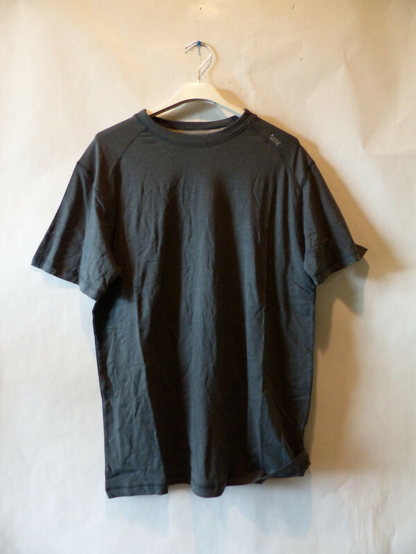 TASC MENS PERFORMANCE VERSATILE CARROLLTON FITNESS T SHIRT IN GUNMETAL SIZE S gallery