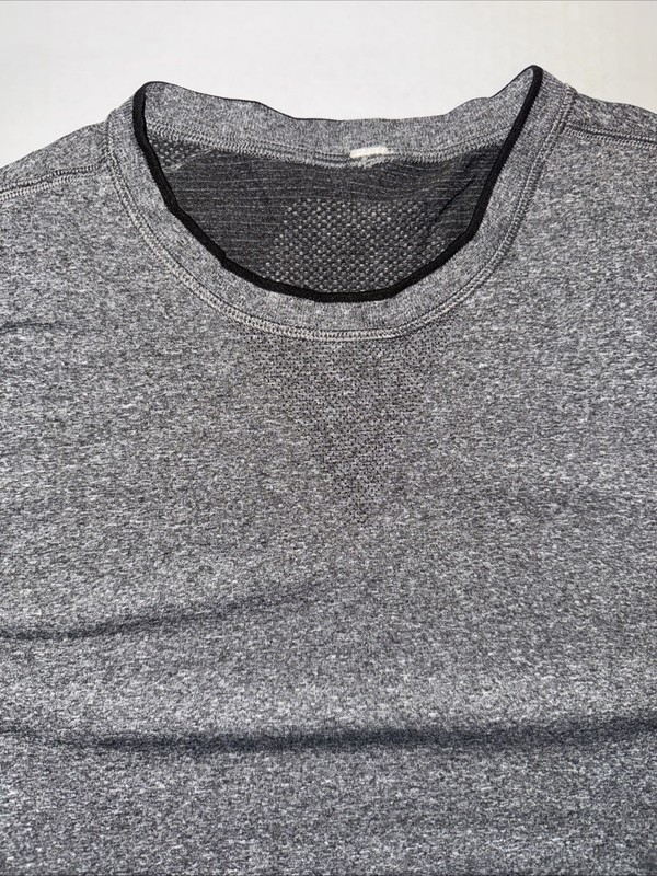 ✨Lululemon Mens Heather Grey Short Sleeve Shirt Performance Mens Large Gym✨ gallery