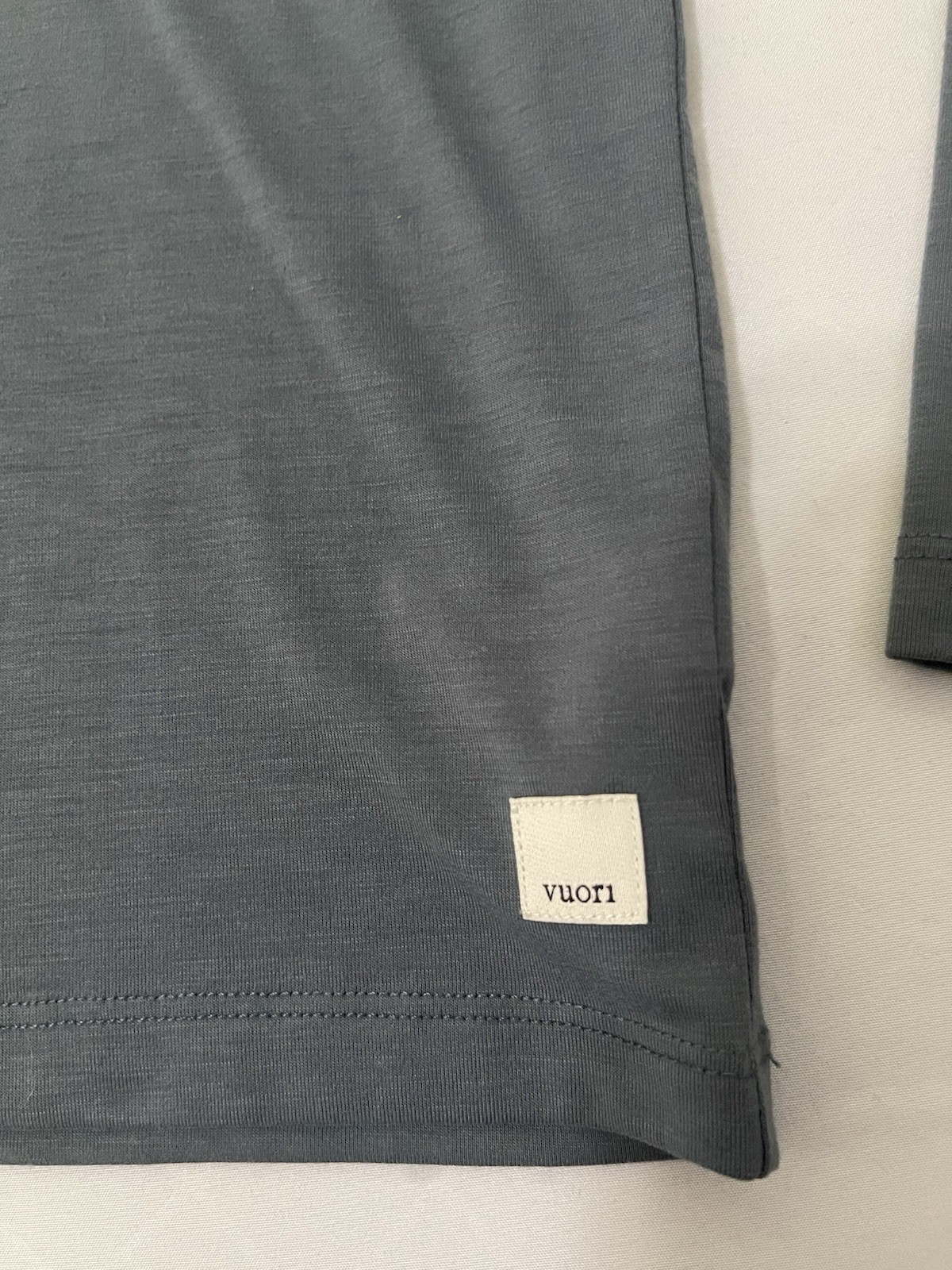VUORI LONG SLEEVE CURRENT TECH TEE T-SHIRT MEN SIZE MEDIUM GRAY CREWNECK V1003 gallery