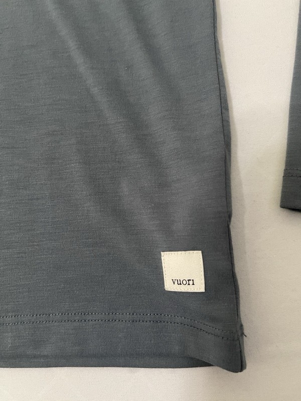 VUORI LONG SLEEVE CURRENT TECH TEE T-SHIRT MEN SIZE MEDIUM GRAY CREWNECK V1003 gallery