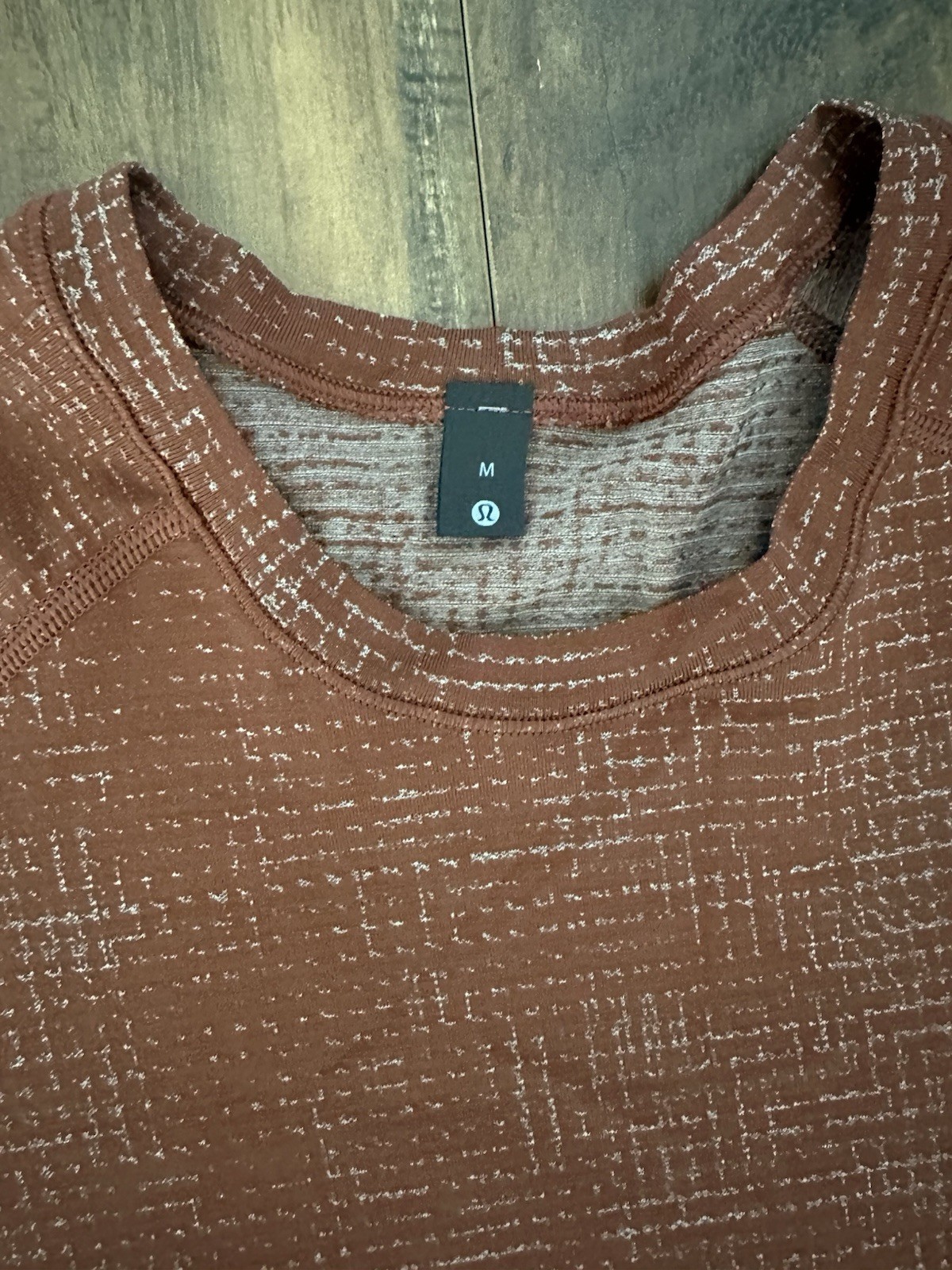 Lululemon Men’s Metal Vent Tech Short Sleeve Shirt Size Medium Brown Pattern gallery