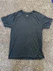 Alo Yoga Mens V-Neck Short Sleeve Tee Charcoal Gray Size L