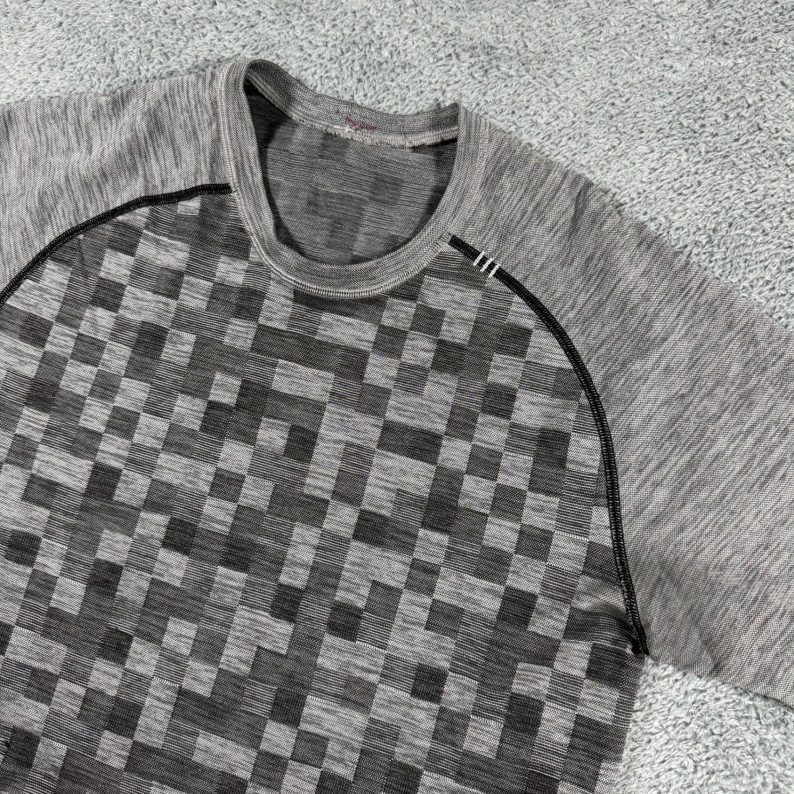 Lululemon Metal Vent Tech Shirt Mens Medium Grey Pixel Checkered S/S Training gallery
