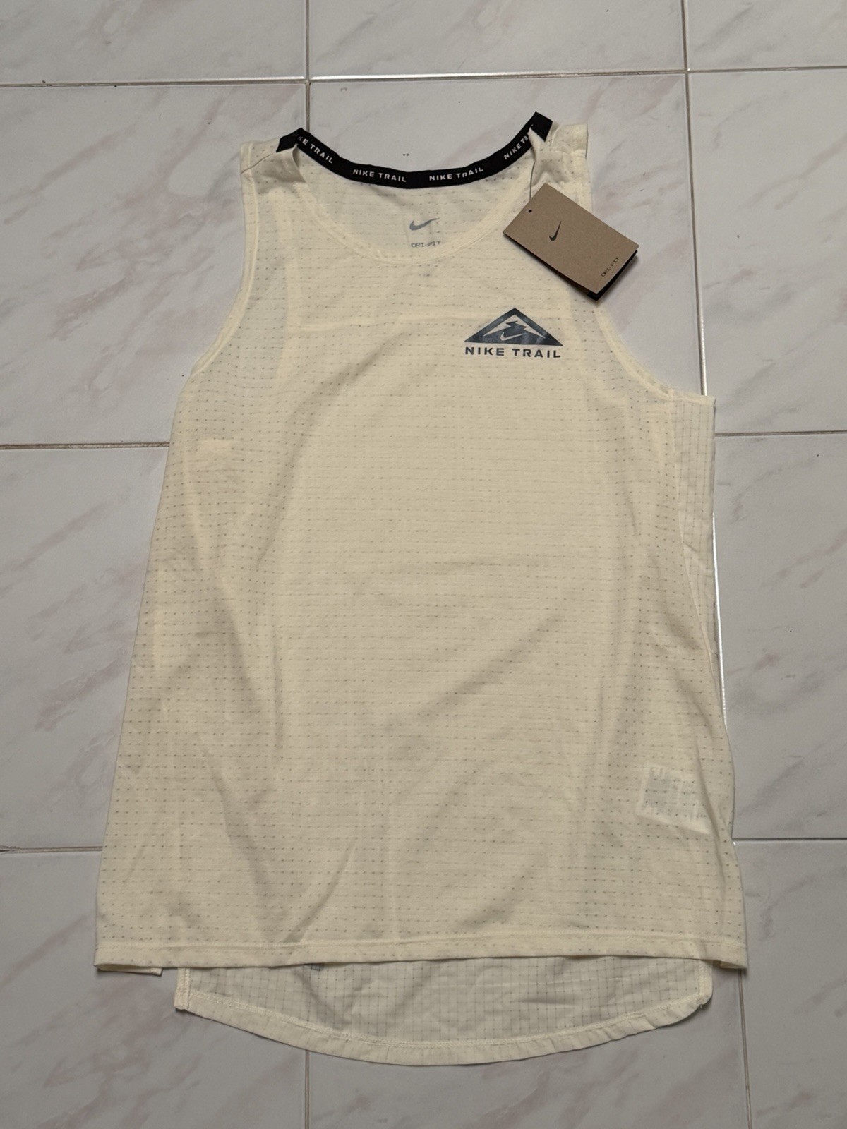 Men S NWT Nike Dri-Fit Trail Running Light Yellow Tank Top FJ5336-113 gallery