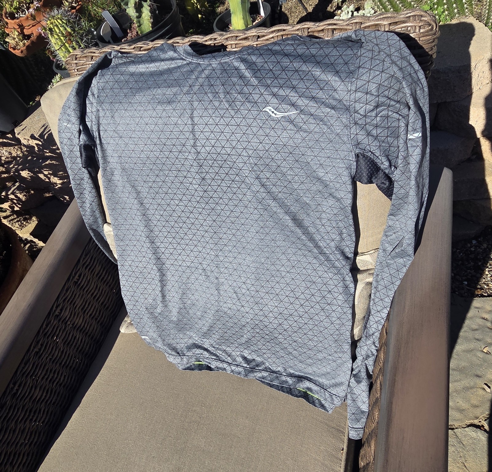 Mens Saucony long sleeve pull over top w/ thumb holes size M grey gallery