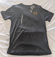 MENS UNDER ARMOUR BLACK AND GOLD SIZE US XL DESIGN USA FLAG 🇺🇸