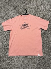 Nike Sportswear “ROOTS” Premium Essentials Dri Fit T Shirt Pink – XL