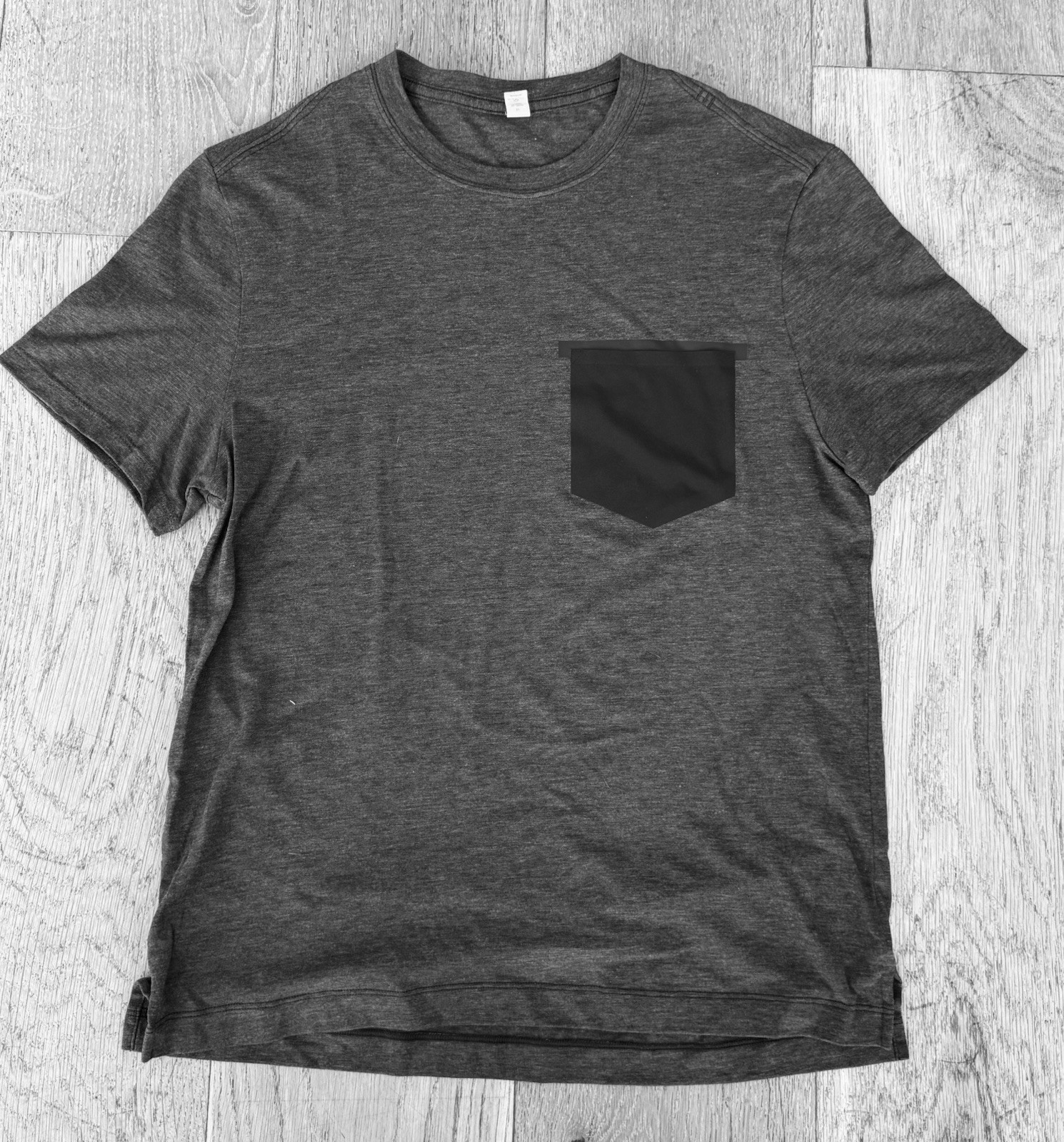 Men’s Lululemon Small Dark Gray Heather Short Sleeve Pocket T Shirt - PreOwned gallery