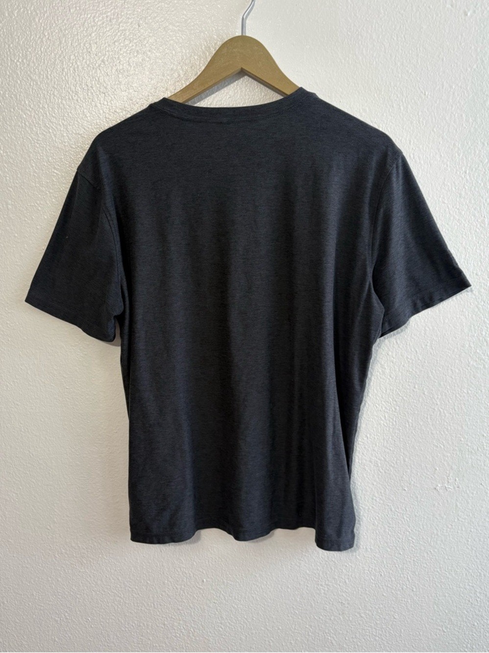 Vuori Men’s Heathered Gray Short Sleeve Tee Shirt Gym Active Running Neutral gallery