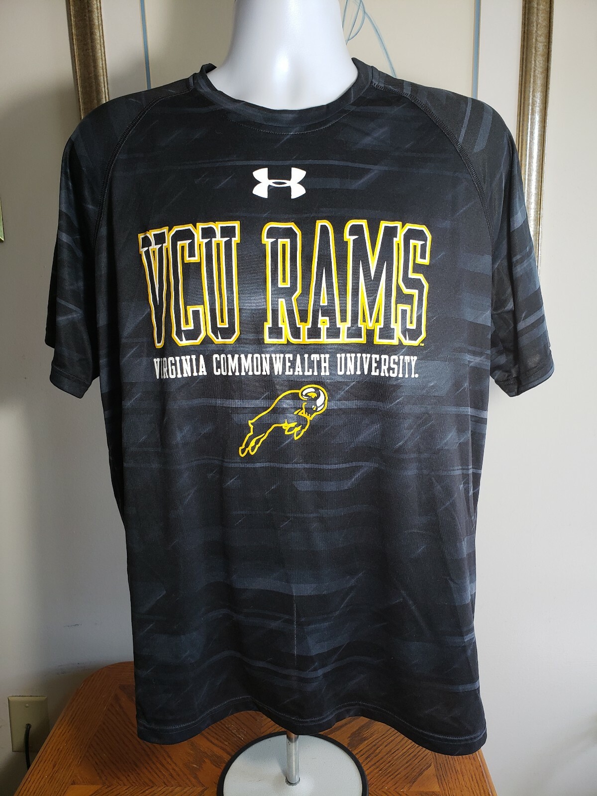 Under Armour Loose Fit Heatgear Black/Gray Striped Large SS VCU Rams Tshirt gallery