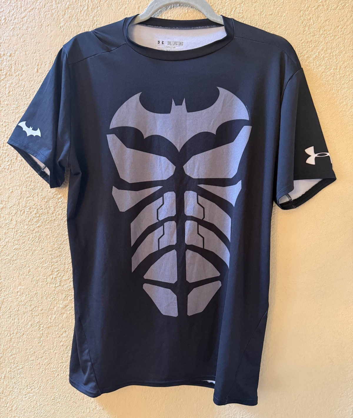 Men's Under Armour Black Batman Compression HeatGear Shirt 3XL gallery