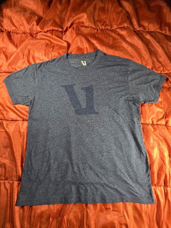 Vuori Men’s Tradewind Performance Shirt Gray Logo Gym Size Large gallery