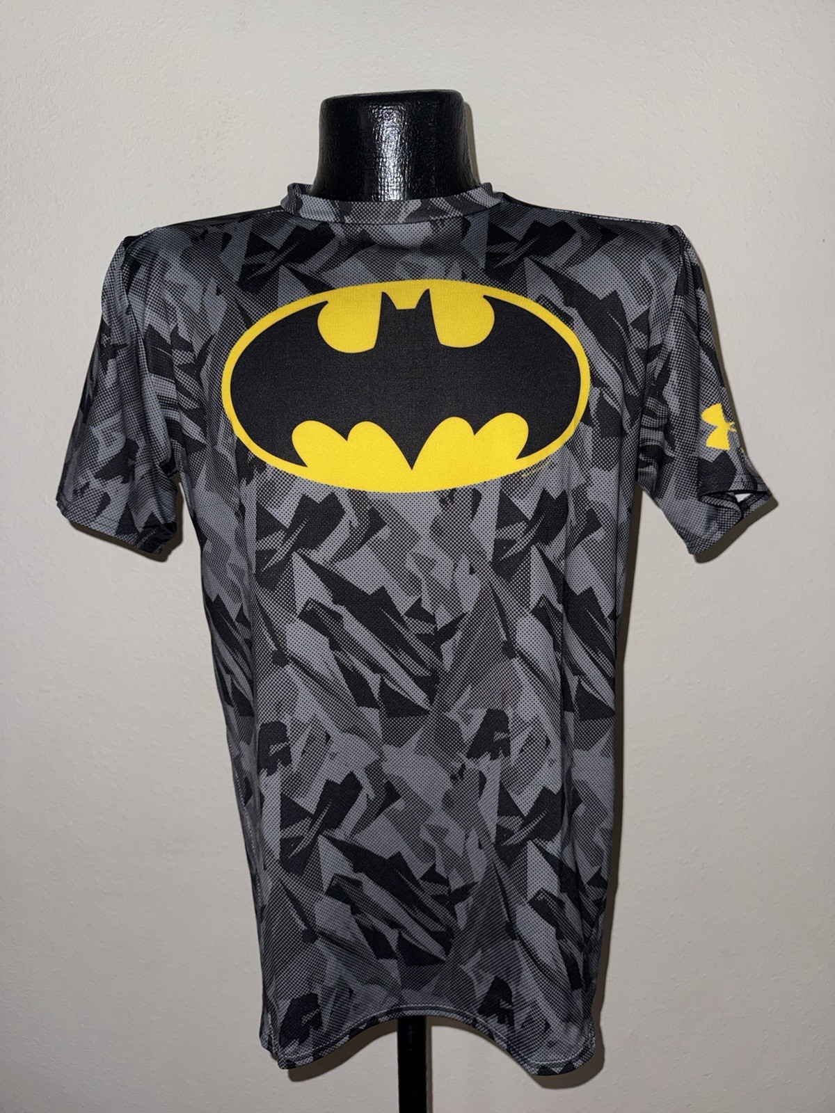 Men’s Under Armour Batman HeatGear Short Sleeve Compression Gray Camo Shirt 2XL gallery