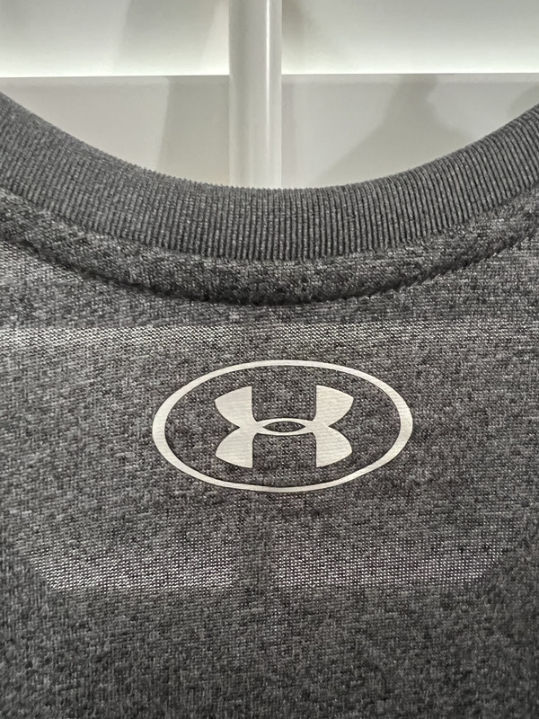 Under Armor Loose, Size SM, Heatgear, sleeveless work out shirt in grey gallery