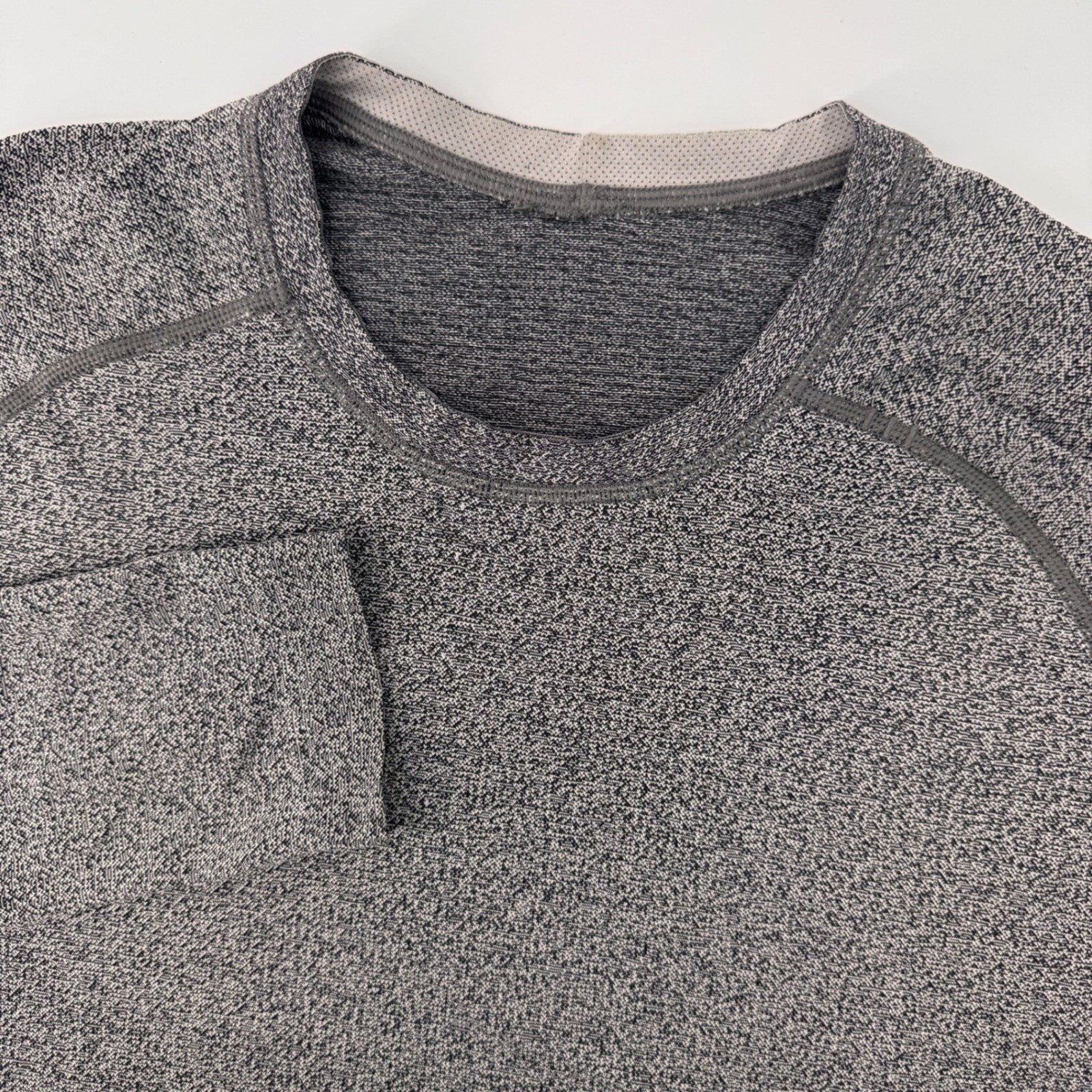 Lululemon Metal Vent Tech Men Medium Grey Marl Long Sleeve Seamless Shirt gallery