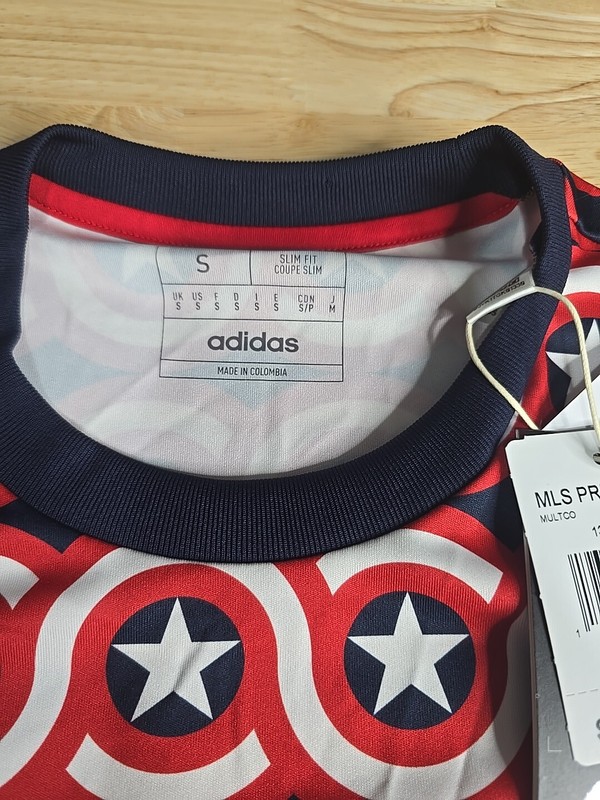 ADIDAS x MARVEL CAPTAIN AMERICA Prematch Soccer Shirt Jersey Size Small gallery