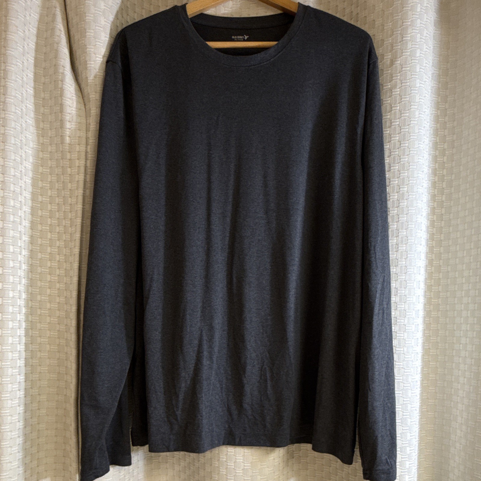 Old Navy Active Go-Fresh Men's 2XL Gray Crew Neck Long Sleeve Sports T-Shirt gallery