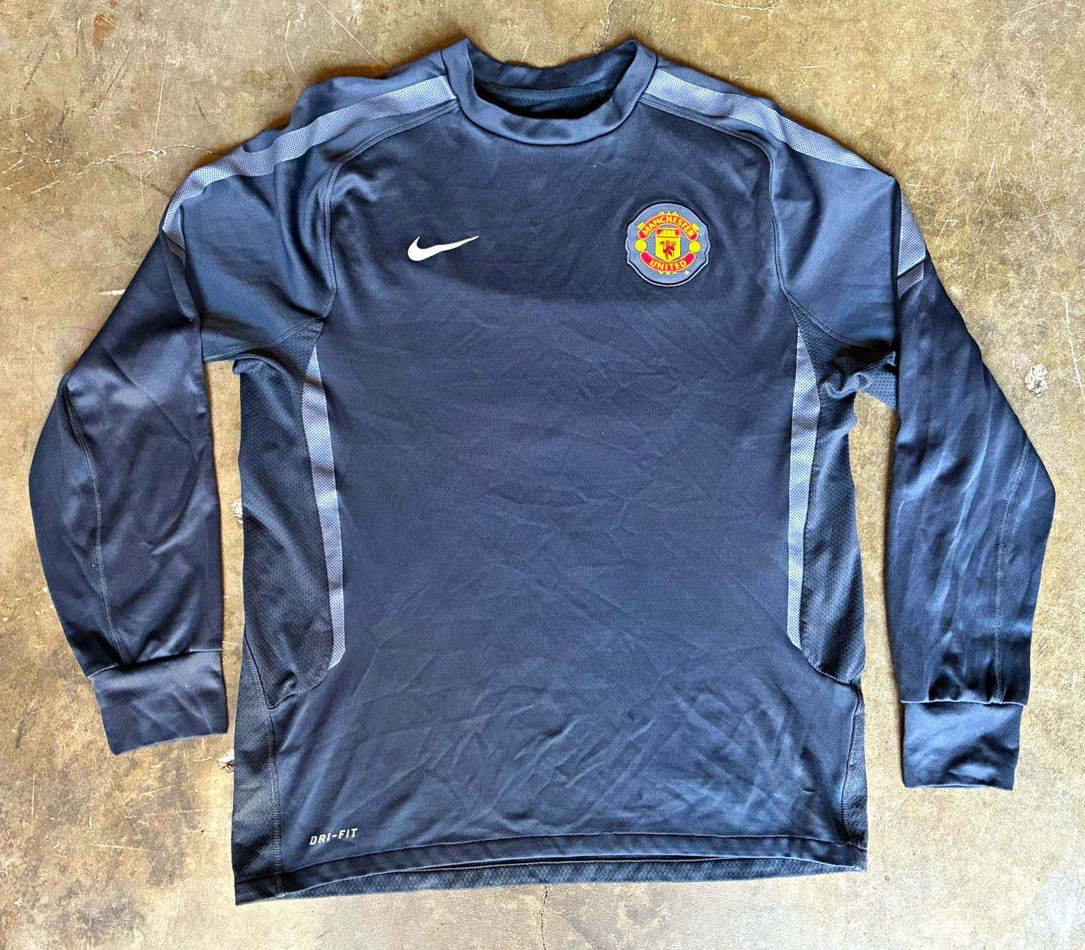 Nike DriFIT Manchester United Gray Long Sleeve Crew Neck Pullover Jersey L 23x28 gallery