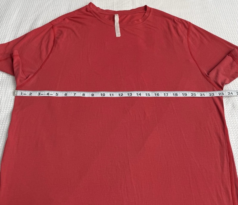 Vuori Men’s Red Current Tech Tee Size XL gallery