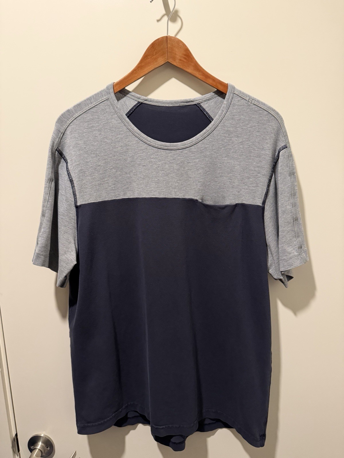 Lululemon In Your Element Pocket Tee Shirt Grey/Navy Men’s Large gallery