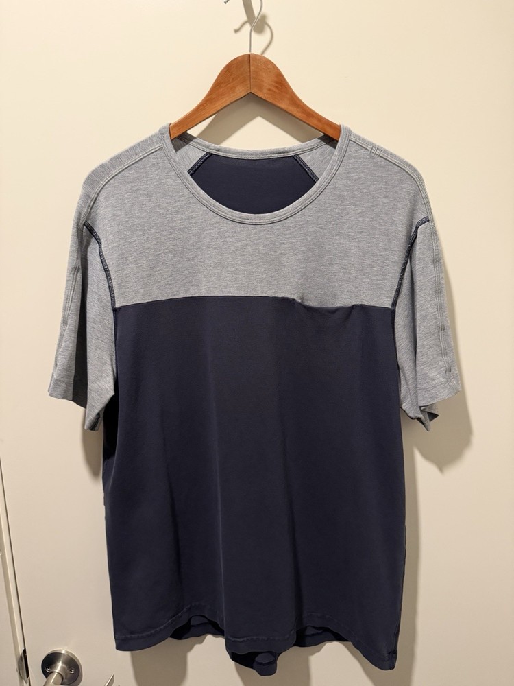 Lululemon In Your Element Pocket Tee Shirt Grey/Navy Men’s Large